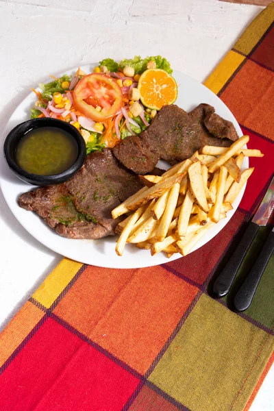 Platone Comida Con Carne Res Ensalada Papas Francesa Almuerzo Tradicional — Foto Stock