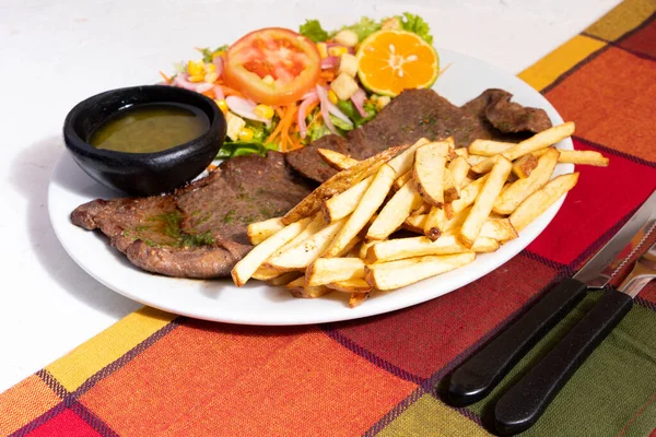 Platone Comida Con Carne Res Ensalada Papas Francesa Almuerzo Tradicional — Foto Stock