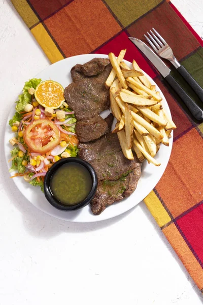 Platone Comida Con Carne Res Ensalada Papas Francesa Almuerzo Tradicional — Foto Stock