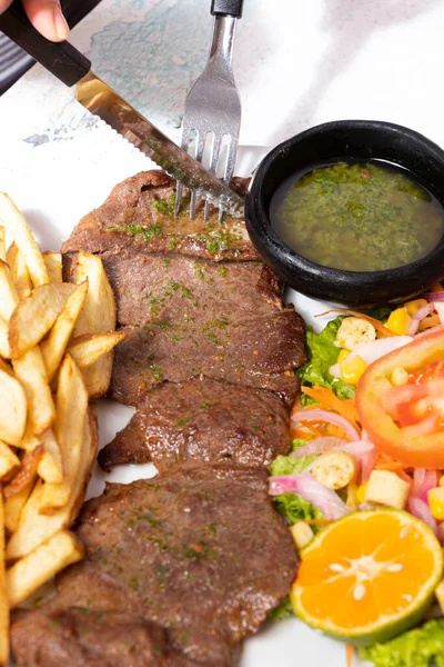 Platone Comida Con Carne Res Ensalada Papas Francesa Almuerzo Tradicional — Foto Stock