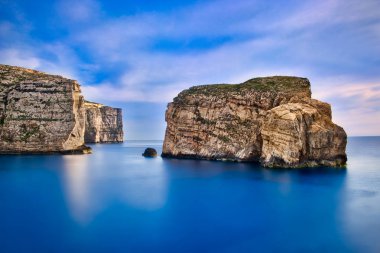 Malta kayalıklarla günbatımı zamanı, fotoğraf