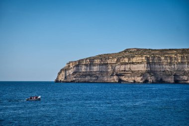 Malta ve tekne kayalıklarla fotoğrafı