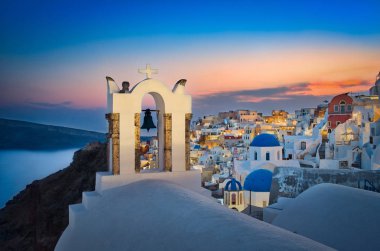 Oia Satorini Yunanistan'da gece ışıkları fotoğrafı