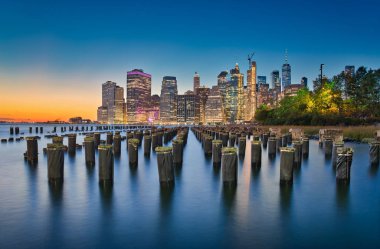 New York'ta Brooklyn Köprüsü parkta uzun pozlama fotoğraf