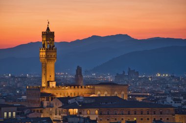 Palazzo Vecchio ışıklar ve gün batımı zamanı adlı fotoğrafı