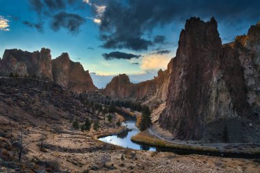 Fotoğraf panoramik görünümünün Smith Rock State Park, günbatımı zamanı