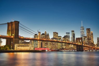 Brooklyn Köprüsü ve mavi saat