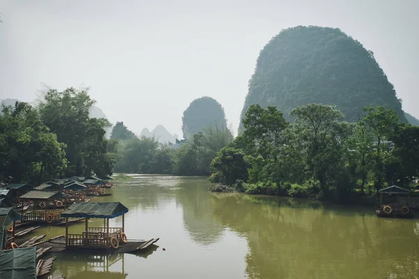 Yulong River és a hegyekre. — Stock Fotó