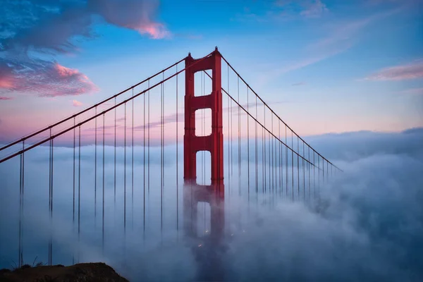 Golden Gate och moln — Stockfoto