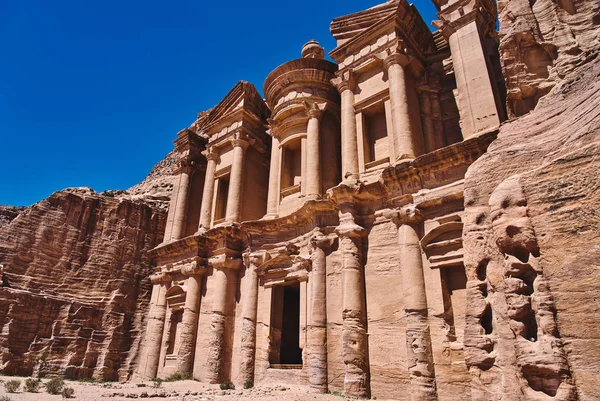 Petra Treasury and Blue Sky — Stock Photo, Image