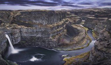 Gün batımında Palouse Falls 'un fotoğrafı. ABD 'de Washington eyaleti..