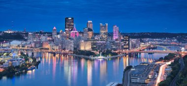 Pittsburg 'un mavi saatli panorama fotoğrafı