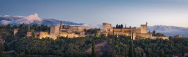 Gün batımında Granada 'da Alhambra' nın Panorama Fotoğrafı