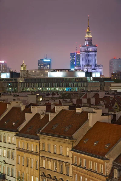 华沙市中心建筑物夜间的照片 — 图库照片