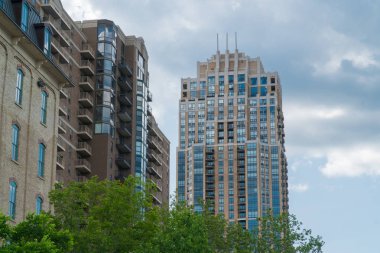 Atış waterfront nehir kıyısındaki lüks apartmanlar kentsel şehir dışında kurulması. Amerika Birleşik Devletleri'nin nüfus büyüme alanlarda pahalı gayrimenkul geliştirme