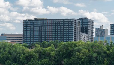 Lüks apartman büyük kentsel şehirde geniş bakış. Dış kurulması sırasında gün süre vurdu. Loft windows arkasında ağaçlık park bölgesinde modern cityscape görünümünde cephe hattı