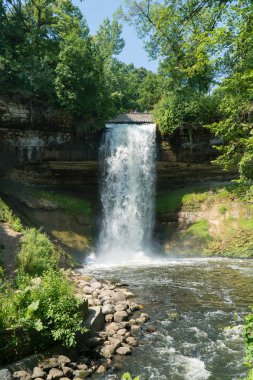 Minnehaha Falls şelale Minneapolis Minnesota gün süre içerisinde yaz güzel manzarasına. Mississippi Nehri dalı akan dere içine. Dikey çerçeveli stok fotoğraf.