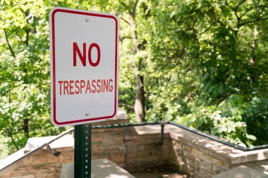 Aşağı özel mülkiyet alanı'na merdiven yanında yayınlanan Trespassing iz yok. Yaz saati yeşil gün süre içinde. Geçmek yasak yasadışı bariyer işaretleme tabela