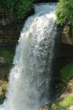Güzel şelale bir açık güneşli yaz günü doğa görünümü Kapat
