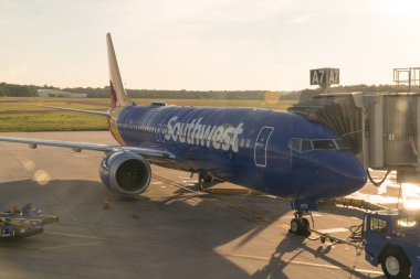 New York, ABD - 2018 yaklaşık: Southwest Havayolları Boeing 737 uçak terminal kapısı boaring yolcu sabah erken uçuş kalkış için