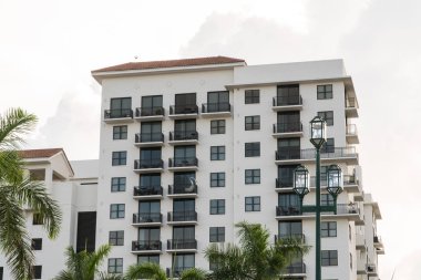 Gün zaman dış atış genel daire, otel veya tatil tropikal hedef konumda yaz saati hava sırasında bina konut kurulması. Palmiye ağaçları ve ışık ön planda sonrası