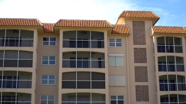 Gün zaman dış genel daire veya kat mülkiyeti bina cephe güzel yaz gününde tropikal coğrafi konumda