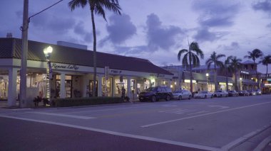 Florida, Amerika Birleşik Devletleri - 2018 yaklaşık: Delray Beach şehir merkezinde sokak ve alışveriş veriş sırasında sadece bir güzel yaz gecesi güneş battıktan sonra akşam
