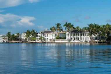 Gün zaman dış geniş atış lüks konak evler Florida iç kıyı suyolu Nehri boyunca kurulması. Tatil tropikal ve yaz ev hedef üst sınıf oturma