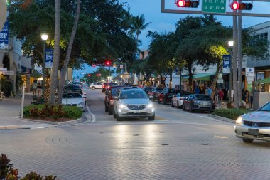 Delray Beach, Amerika Birleşik Devletleri - 2018 yaklaşık: Downtown Delray Beach Florida gece hayatı kalabalık olarak akşamları barlar ve restoranlar yemek için toplar ve yaz geceleri sırasında içecekler