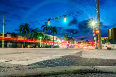 Uzun gece zaman meşgul kavşak Delray Beach Florida şehir merkezindeki pozlama. Araba araç trafik kuyruk ışıkları arası ışık izi yeşil ışık ve yaya geçidi geri sayım sinyal pass