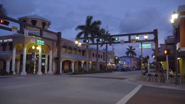 Florida, Amerika Birleşik Devletleri - 2018 yaklaşık: Delray Beach şehir merkezinde sokak ve alışveriş veriş sırasında sadece bir güzel yaz gecesi güneş battıktan sonra akşam