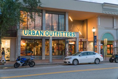 Florida, Amerika Birleşik Devletleri - 2018 yaklaşık: Urban Outfitters akşam Delray Beach florida giyim mağaza yer perakende. Dış içerik stok fotoğraf