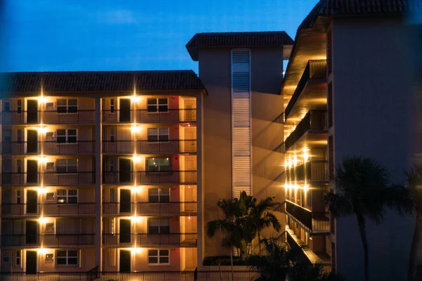 Noc Czas Ustalenia Strzał Patrząc Condo Rodzajowy Apartament Balkon Wejściami — Zdjęcie stockowe