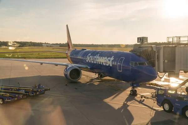 New York, ABD - 2018 yaklaşık: Southwest Havayolları Boeing 737 uçak terminal kapısı boaring yolcu sabah erken uçuş kalkış için