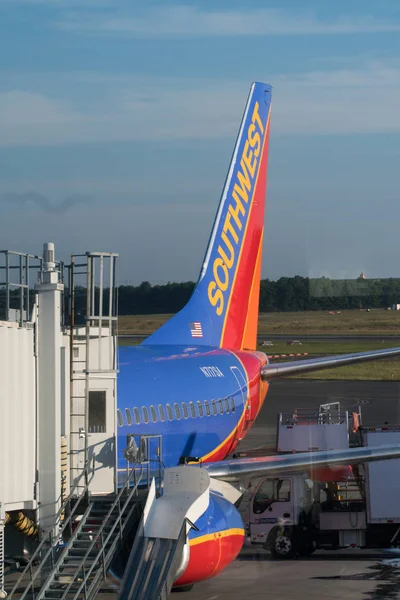 2018 西南航空公司波音737飞机在终端门在机场 画尾标志可见后登机坡道 — 图库照片