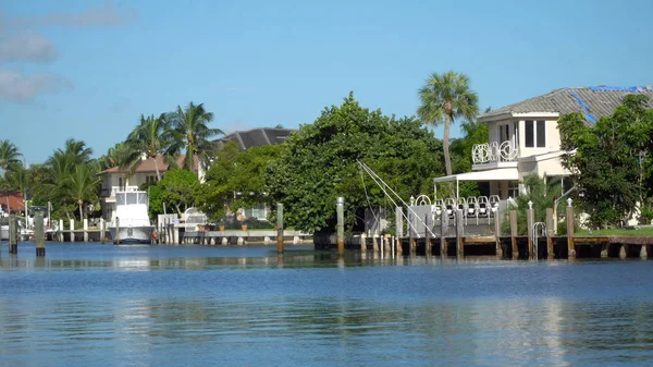 Vista Diurna Entrada Costera Isla Tropical Con Casas Muelles Privados —  Fotos de Stock