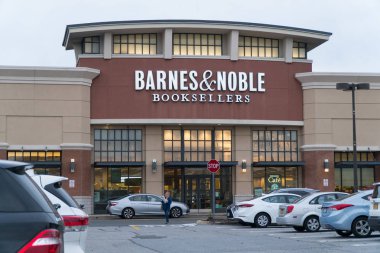 New York, ABD - 2018 yaklaşık: Barnes ve Noble kitapçılar kitap mağaza perakende satış yerini banliyö alışveriş merkezinde. Dış deposu ön cephe tabela.