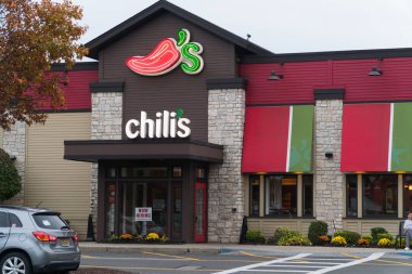 New York, ABD - 2018 yaklaşık: Chilis bar ve Meksika tex mex aile restoranı cephe dış mağaza önünde ızgara. Alışveriş Merkezi Park yerinden görüntülemek.