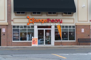 New York, ABD - 2018 yaklaşık: Turuncu teorisi Fitness dış spor stüdyo mağaza açık franchise cephe ve işareti. Park yerinden görüntüleyin. Kalp hızı aralığı grup eğitim kavramı