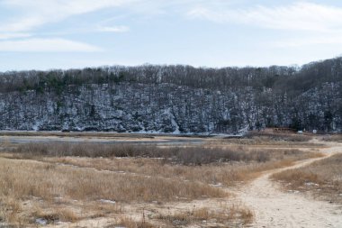 Kışın dağ üssünde bir parkın geniş dış güzel görünümü. Park etrafında yürüyüş için ıssız ve çıplak parkurları