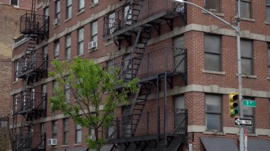 New York tarzı apartman gündüz dış cephe boyunca yangın merdiveni ile mağaza önünde kiralık yaşam alanı çekim kurma