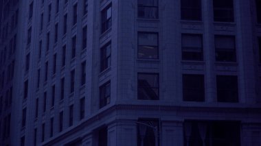 Gece gecesi mavi renk tonu ay ışığı altında gece saatlerinde genel tipik şehir daire veya ofis binası çekim kurma. 