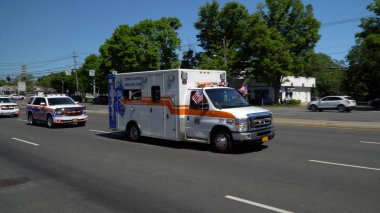 Long Island, Ny - Circa 2019: Yerel gönüllü ambulans kamyon Amerikan gazileri ve askeri onuruna küçük kasaba anma günü geçit töreni için kapalı yolda sürücüler