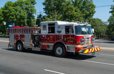 Long Island, Ny - Circa 2019: İtfaiye kamyonu anma günü geçit töreni olay onur askeri gazileri ve yerel kahraman sokakta aşağı sürücüler. Acil müdahale aracı stok fotoğrafı kapatın