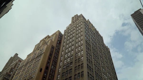 白天外部建立镜头直视垂直在曼哈顿中城的普通办公楼朝天空 — 图库照片