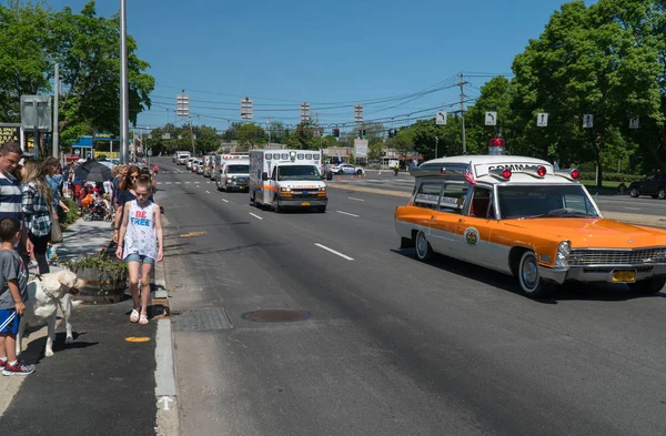 아일랜드 Circa 2019 미국의 거리를 기념일 퍼레이드를 군중에 구급차 드라이브 — 스톡 사진