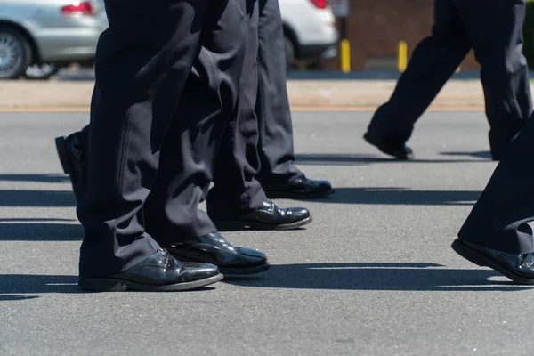 Vista Cerca Hombres Mujeres Servicio Piernas Pies Marchando Calle Abajo —  Fotos de Stock