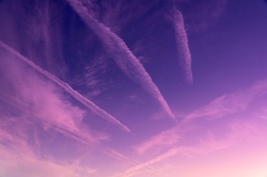 Muhteşem günbatımında güzel mor gökyüzü atmosferdeki bulutlara bakıyor.