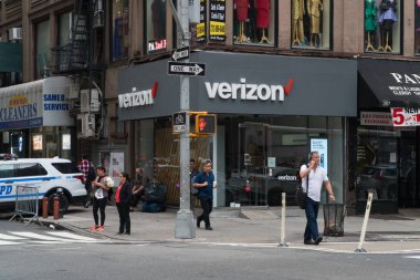 New York City, Circa 2019: Verizon kablosuz iletişim şirketi perakende satış mağazasının önünde Manhattan caddesi köşesindeki servis cep telefonu müşterileri