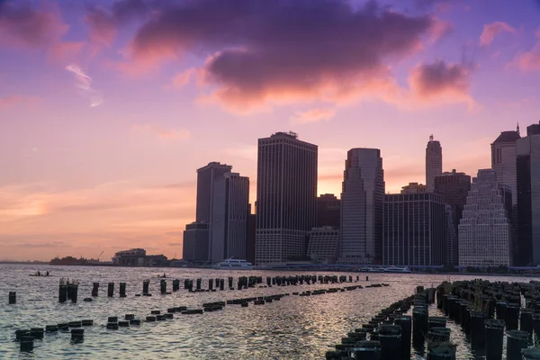 Manhattan Şehir Merkezinin Güzel Manzarası Gün Batımında Şehrin Arkasında Güneş — Stok fotoğraf